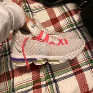 Nike Lebron 16
